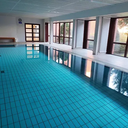 Traveloge Mit Schwimmbad Und Sauna Apartment